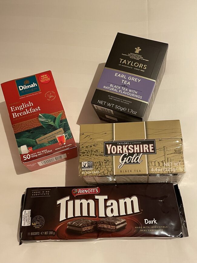 買って来た物<br /><br />紅茶と滞在中のおやつ<br />カットフルーツの写真は撮り忘れ。。。結局、毎日カットフルーツは買っていました。<br /><br />お風呂に入って、オヤスミナサイzzz.......