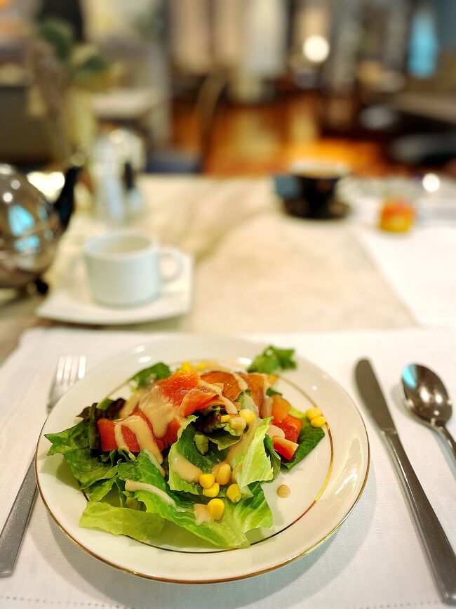 クラブラウンジの朝ご飯。<br /><br />何時ものお気に入りの席です。<br />オーダーをしたらブッフェ台にサラダを取りに行きましょ。<br /><br /><br />
