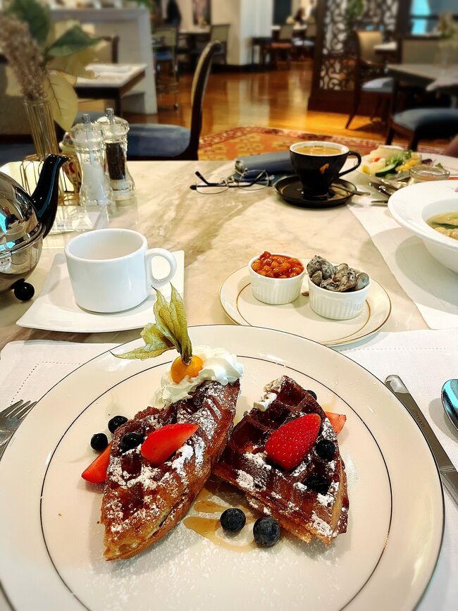 楽しみにしていたベルギーワッフルです。<br />ベイクドビーンズとマッシュルームソテーも外せないわ。<br /><br />夫はクラブラウンジが寒かったせいか、迷わず雲呑麺を頼んでいたわ。<br /><br />