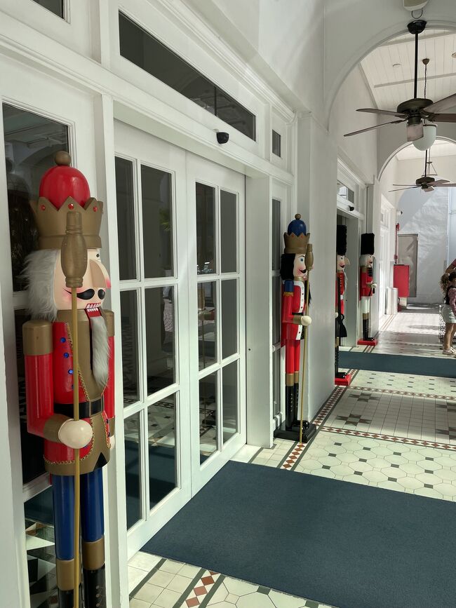 インターコンチネンタルシンガポールのクリスマスはくるみ割り人形がお出迎え。<br /><br />