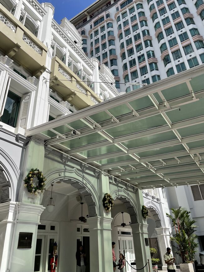 真っ白なプラナカン様式の建物が美しい。<br /><br />ちょっと車寄せに人が多くて、写真が撮りにくかった。。。今日は結婚式用の車が5台待機していたわ。<br /><br /><br />