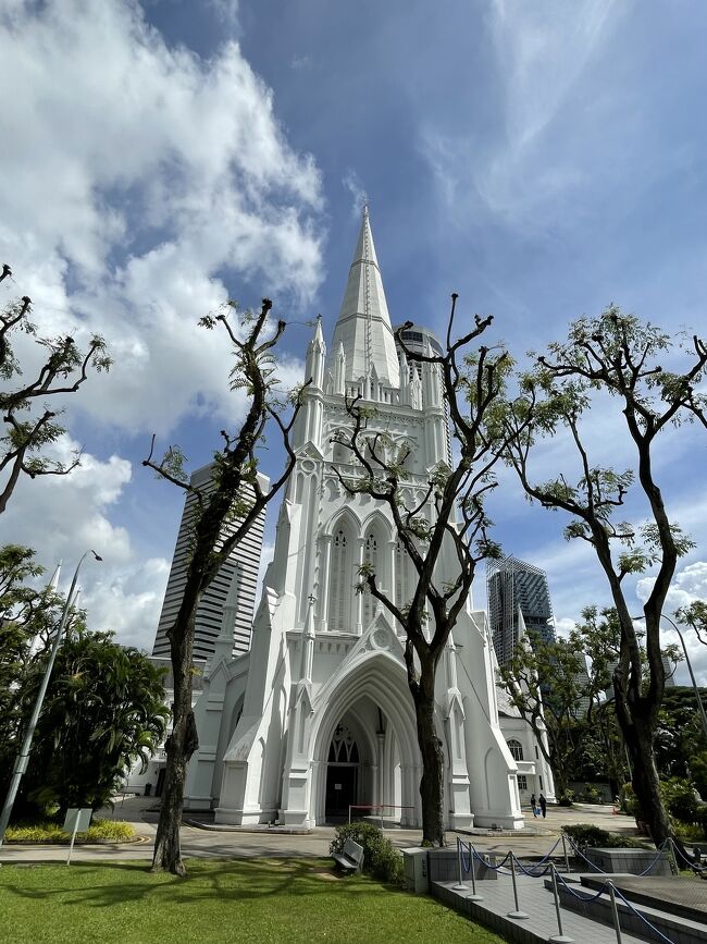 セントアンドリューズ大聖堂は、シンガポールに所在する聖公会の大聖堂。セントラル・エリア内、ダウンタウン・コアのシティホール近くに位置している。シンガポール聖公会教区における中心的な大聖堂であり、27の小教区の母教会としての役割を持っている。<br /> ウィキペディア