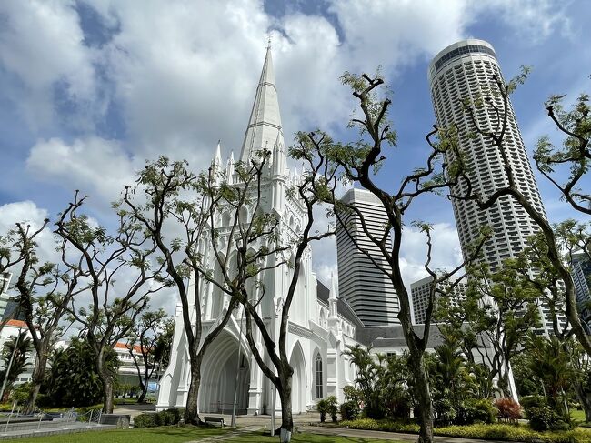 青空に白い教会が映えるわ～。<br />