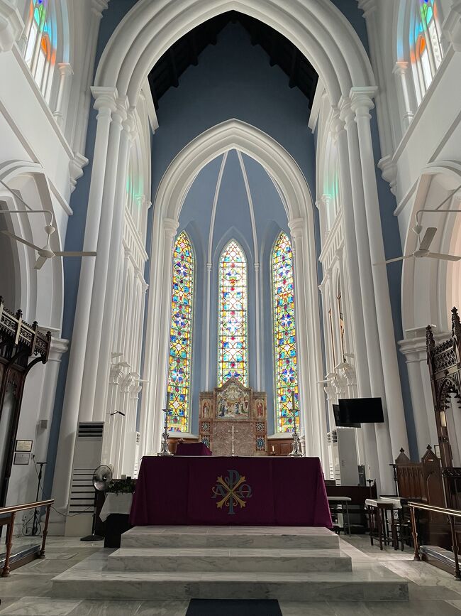 ステンドグラスに水色と白の壁が綺麗だわ。<br /><br />教会の中はエアコンとか効いていなくて結構暑いのよね。<br />