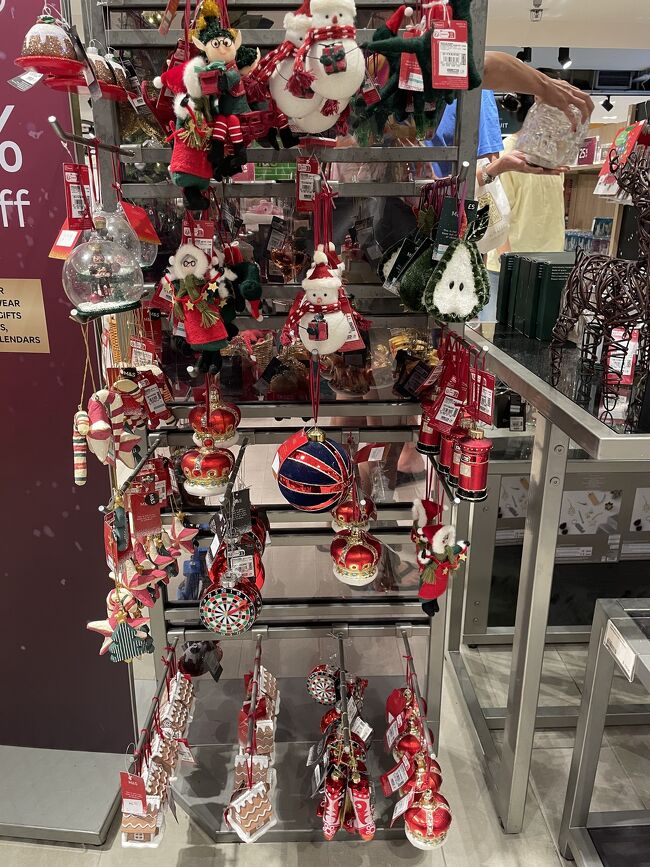 うーん、なんかクリスマスコーナーが寂しいわね。<br />島になって作っていなかったわ。<br /><br />オーナメント<br /><br />