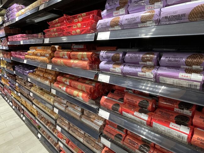 大好きなビスケット<br /><br />この後バンコクに行くのでチョコがかかっっている物は我慢です。<br />でも手前の三段目。。。大好きなんだよね～。<br /><br />