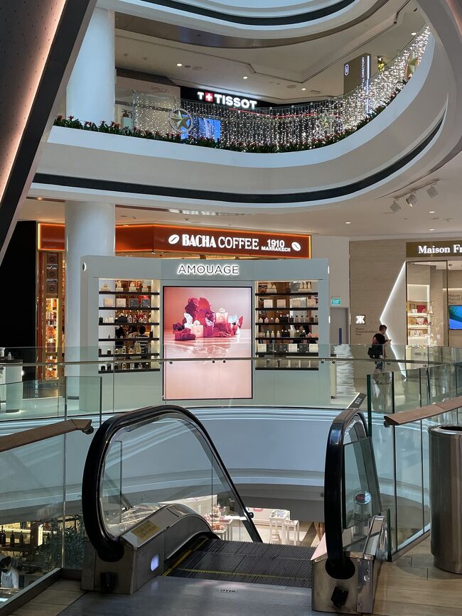 このエスカレータを降りると、マークス＆スペンサーに行くのに一番早いの。