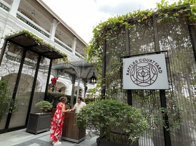 ラッフルズホテルの中を歩いて、<br />