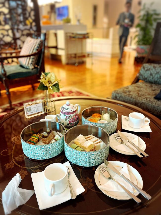 部屋で少し休んでから、クラブラウンジのアフタヌーンティーへ。<br /><br />今回は３段トレイではなくて、持ち手の着いた３段の缶で運ばれて来てこの様にテーブルに置かれました。<br />多分、中華のお弁当箱スタイルかな？