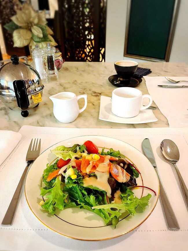 何時ものブッフェ台の近くの明るい席が良かったのだけれど、此方の暗い奥のテーブルに案内されました。<br /><br />