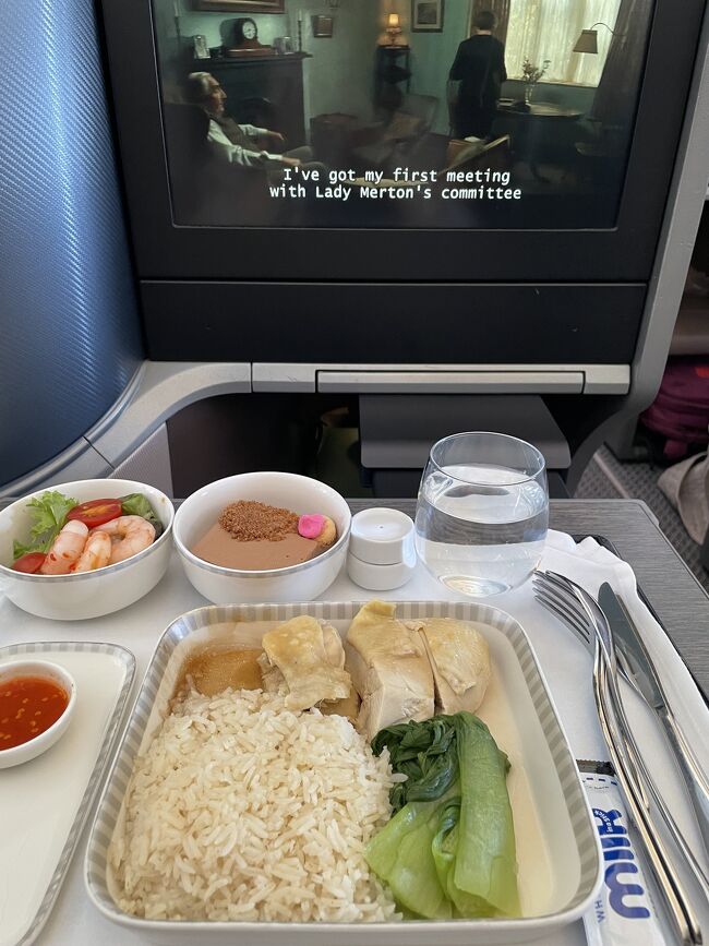ＳＱの機内。<br />唇が紫色になるくらいに寒かった～。<br />欧米系の方も背中から毛布をぐるぐる巻きにしてたよ。<br /><br />遅いランチはダウントンアビーを見ながらカオマンガイ。<br /><br /><br />バンコク編につづく。。。