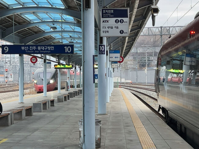 　大田駅で、ソウル駅を19分後に出発した「ITXセマウル1001号」釜山行きに追い抜かれます。<br />　ムグンファ号がセマウル号に格上げになったもののダイヤはムグンファ号のままなので、「ITXセマウル」号同士の追い抜きが行われるようになりました。<br />　ＪＲでも特急同士の追い抜きの例はありましたね。<br />　逆に言うと、「ITXセマウル1001号」に乗ってきてもよかった。