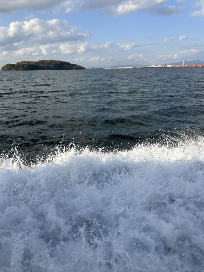 長崎空港についてフェリーに乗りました。なんか島？がみえました。もうすぐ娘一家に会えます。