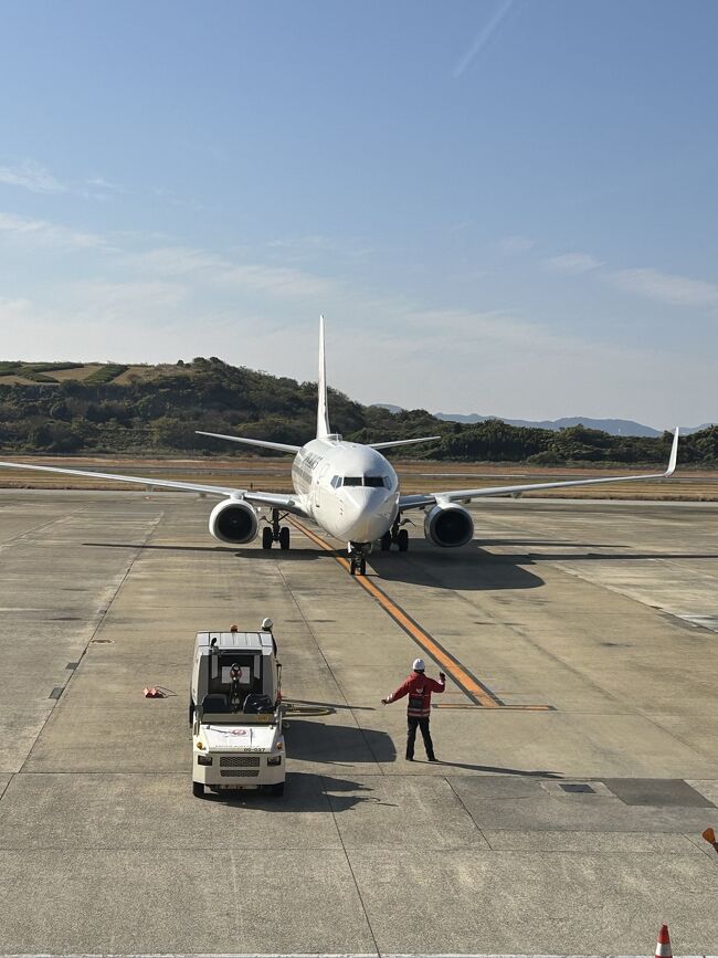 4日目名残惜しいけど帰ります。フェリーにのって長崎空港に到着。ちょうど待合室からこれから乗るJAL羽田便が入ってきました。
