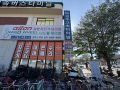 バスターミナル観光案内所前のレンタル自転車屋。