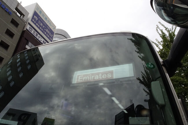 15:40エミレーツ航空関西国際空港行き混載バス、大型バス2台・中型バス1台<br />渡航先はモロッコ・スペイン・イタリア・・