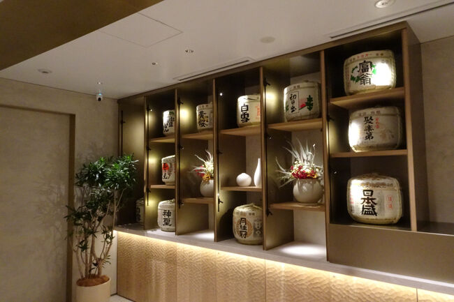日本酒の樽等のディスプレイ