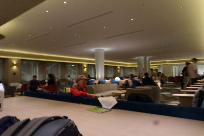 ラウンジは明るいスペースとやや暗いスペースがありました<br />ほとんど最終便のため閑散としていました<br />