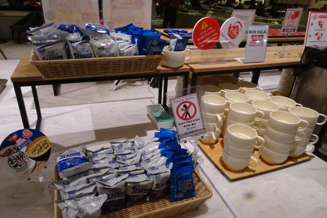 日清のカップラーメンコーナー<br />お椀でカップ麺