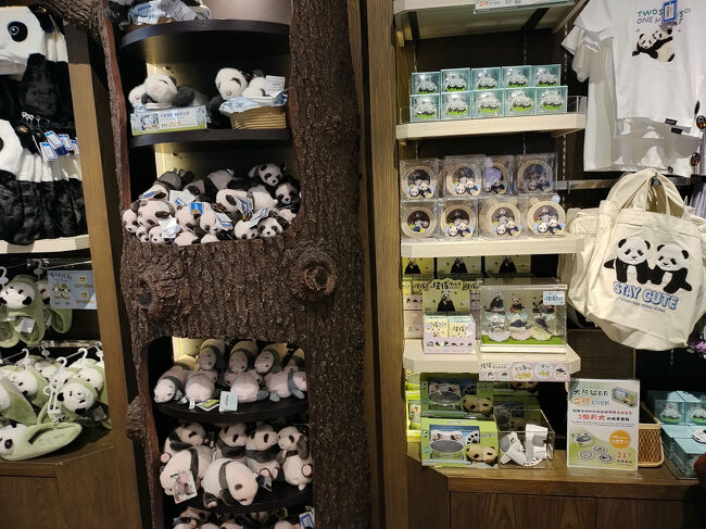 ショップも充実<br />ピンク色の赤ちゃんパンダのぬいぐるみもあります