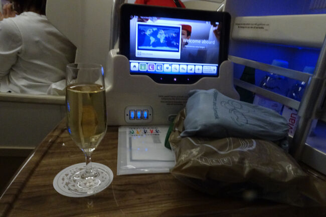 席は25Aビジネスクラスの最後尾<br />ウエルカムシャンパンをいただき