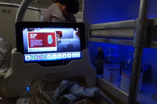 サイドにはミネラルウォーター2本・炭酸水1本とおつまみが用意されていました