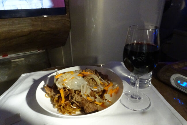 夜食の牛焼きそば(ちょっと脂ぼかった)と赤ワイン<br />CAさんは日本語OKな方もいましたが、サービス時入れ替わるためちょっとめんどな