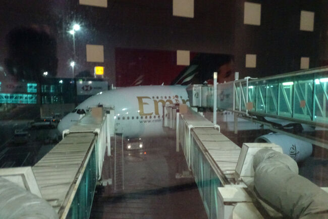 ドバイ到着(04:40)