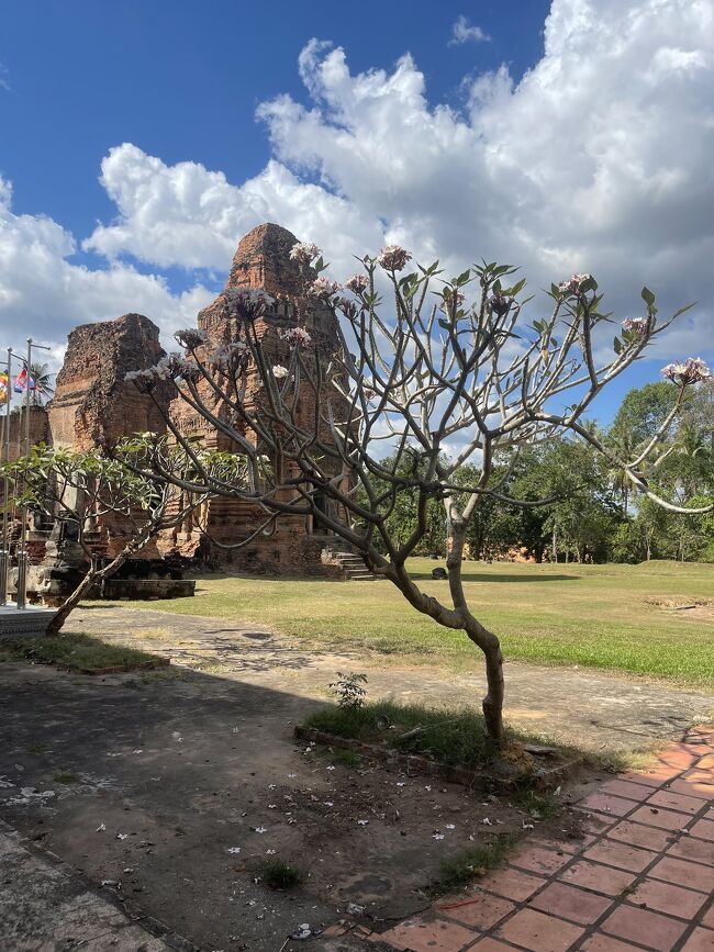 ロリュオス遺跡群のロレイ寺院が修復工事された後には綺麗なりました。