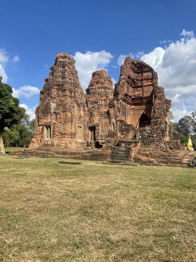 ロレイ寺院には四つの塔が修復工事された。