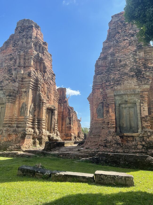 ロレイ寺院が修復工事された後には綺麗なりました。