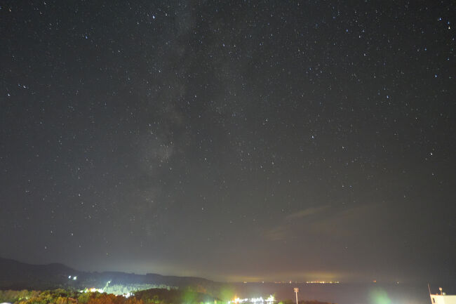 ホテルから見た夏の天の川<br />三脚が無かったのでブレてますが