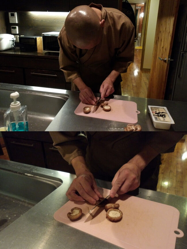 もちろん、他の食材にも下ごしらえなどをします。<br />シイタケも切り込みを入れるこだわり(笑)。