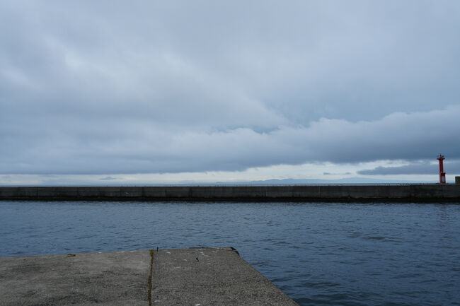 海岸まで降りたら、雲の下から国後島がみえました