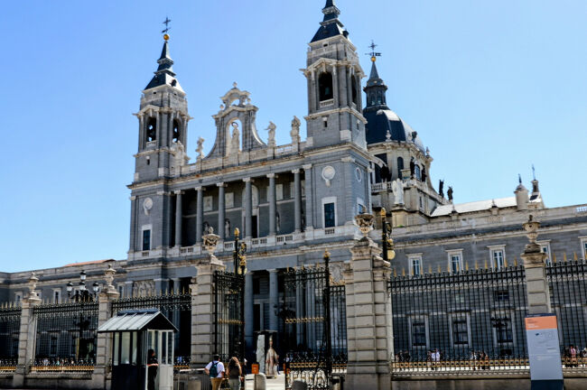 王宮の向側のアルムデナ大聖堂<br />１９世紀から２０世紀にかけて完成までに１００年以上かかったとか<br />その間色々な局面があったようですが、細かすぎて理解できていません