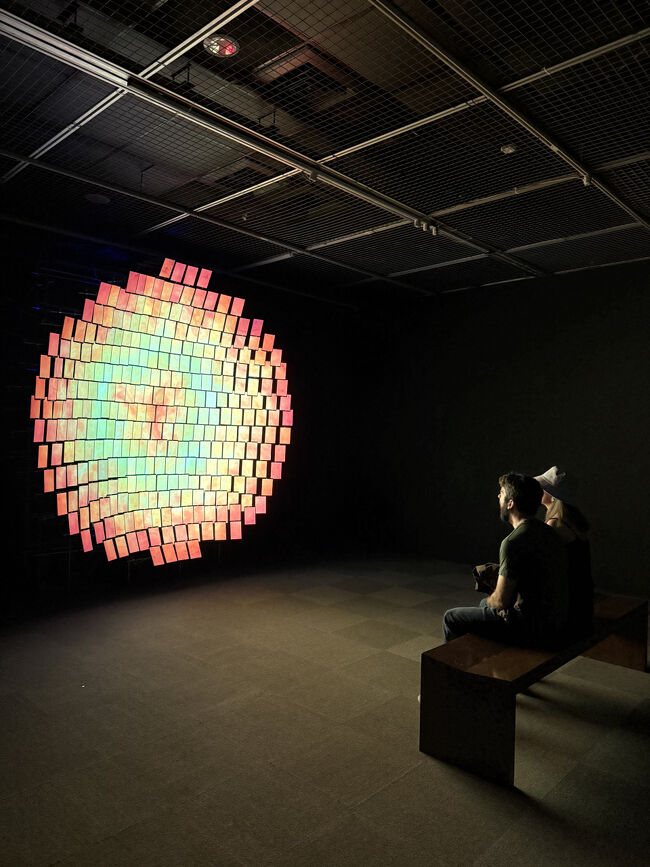 そしてまた、その動画がゆっくり繰り返される作品でした<br /><br />感じたことは、太陽のエネルギーによって私たち人類は生かされてるんだなあということ。<br />そして地球上の、ほんとうに様々な人の人生を支えているのかな～などと。<br /><br />そしてね、誰もが誰かの太陽なのかなあ、な～んてことも考えたりしましたよ