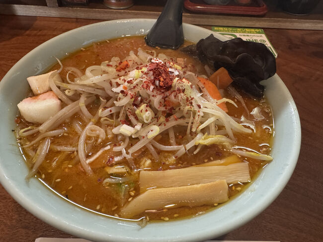 めったに食べない味噌ラーメン(笑)<br />鷹の爪　士別店<br />気合いの入った外装とインテリアです