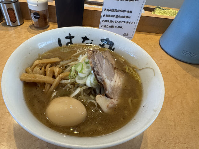 札幌郊外ほとんど北広島のはな丸さん<br />醤油を頼みましたが、ここはスミレ系<br />味噌のお店