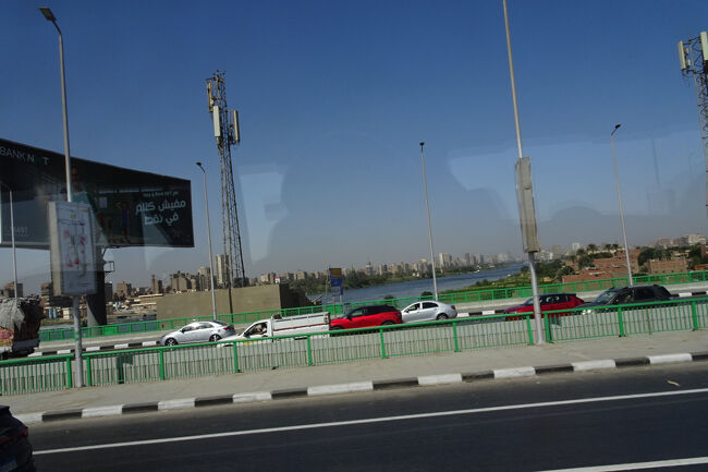 カイロ国際空港到着、入国審査を経て、一路、ギザへ