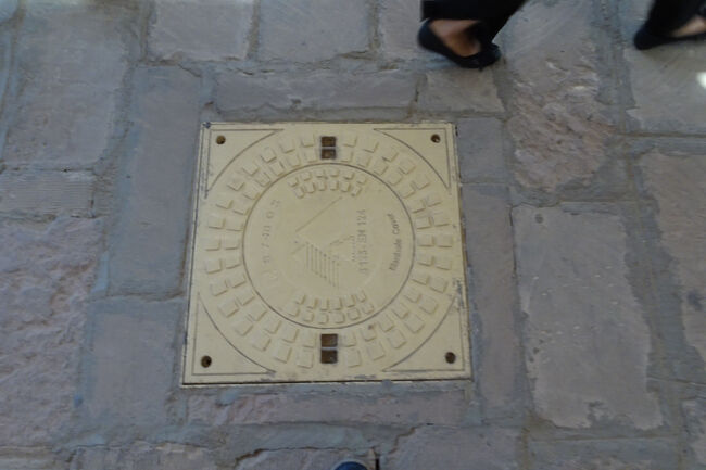 つい地面に蓋があるとカメラを向けてしまいます(笑)<br />