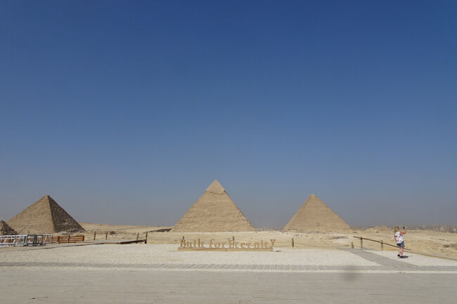 ギザの三大ピラミッド、左手前からメンカウラ―、カフラー、クフ