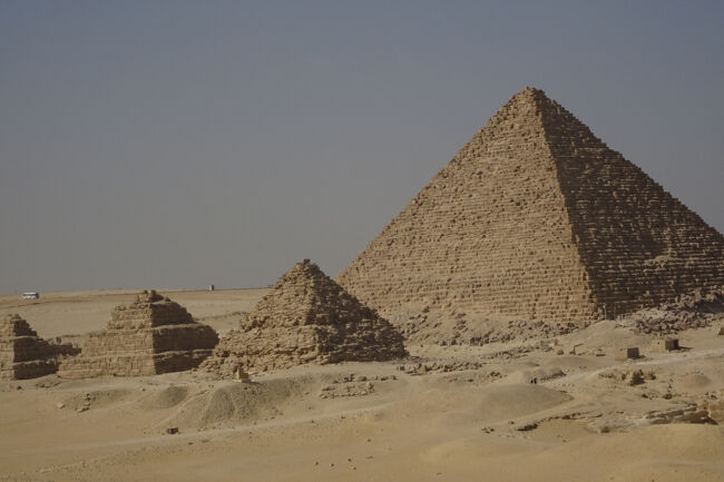 造営時期は現在から約4500年前の紀元前2500年頃とされ、いずれもエジプト第4王朝期に建設されている