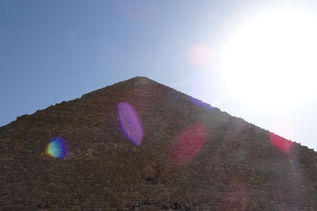 クス王ピラミッドへ入りました。携帯は持ち込みOK、カメラはダメとのこと<br />中へは、本来の入り口でなく、盗掘された穴から<br />中は狭く、頭をぶつけること幾度となく、長身で体のかたい人には難儀です(笑)<br />