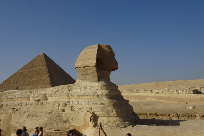 スフィンクスはもともとあった岩山をそのまま掘り下げ建設したもので、一枚岩としては世界最大の石像。そのため、過去何回か首まで砂に埋もれ、その後、堀り起された
