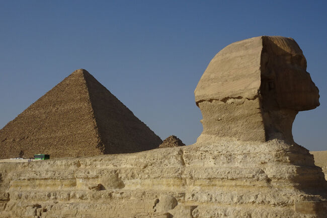 ところでスフィンクスはどこを見ているか?<br />ギザの街「ケンタッキー」を見ています