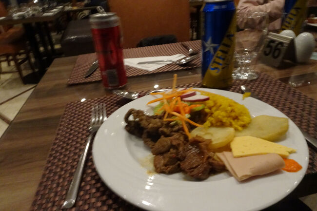 夕食はバイキング方式