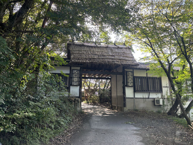 茅葺の重厚な門ですね～<br />ここを車で通過します。