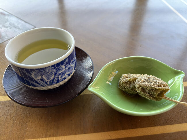 ロビーでチェックイン手続き。<br />お茶とお菓子が出てきました。