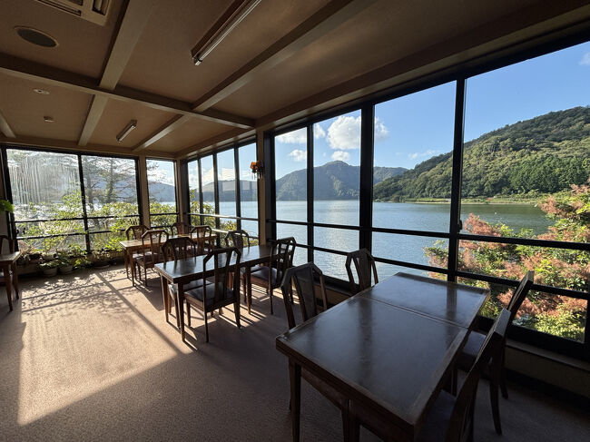 ロビーの向こうに水月湖の水面がいっぱいに広がっています。