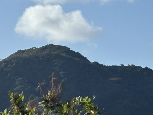 梅丈岳の山頂に展望台があることを教えてくれました。<br />ムム？<br />それはさっき私たちが訪れたレインボーライン山頂公園ですね？<br />さっき行ってきました！<br />あの山の上なんだ～<br />あそこから虹ケ島温泉、見えましたよ～